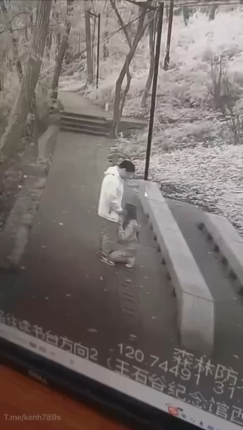 Bú cu lộ thiên ngoài đường bị camera bí mật quay trộm hết