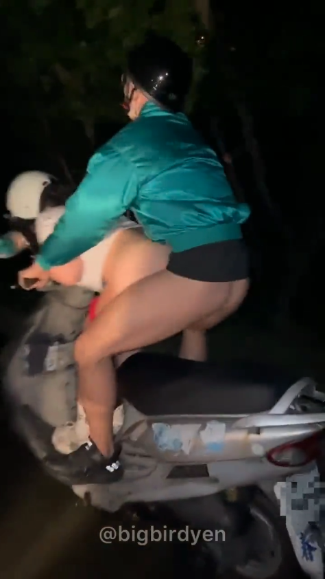 Phim sex Gangbang - Cảm giác khoái lạc điên cuồng khi làm tình cuồng nhiệt trên xe máy lao vút qua đường phố