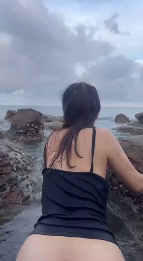 Phim sex Vú To - Cô gái mặc áo đen quỳ doggy ngay bờ biển nóng bỏng đầy mê hoặc.