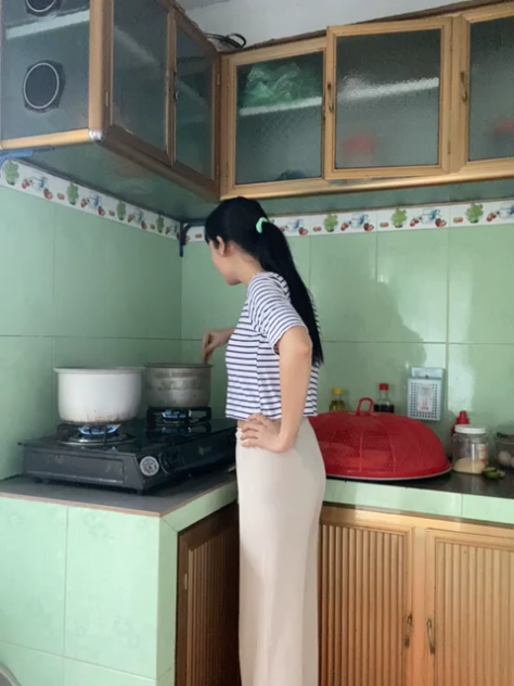 Cô nàng nấu cơm trong bếp vẫn cố tình phô bày bộ ngực căng tròn để câu like kiếm tiền thêm