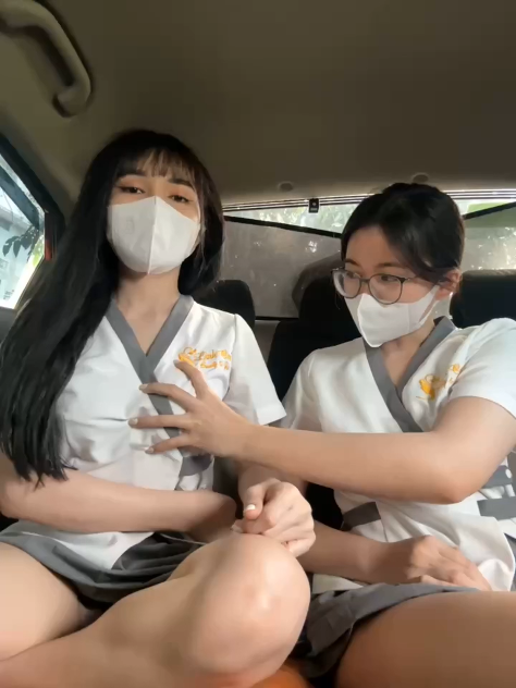 Hai cô gái spa xinh đẹp Eira quyến rũ biểu diễn nóng bỏng ngay trên xe hơi