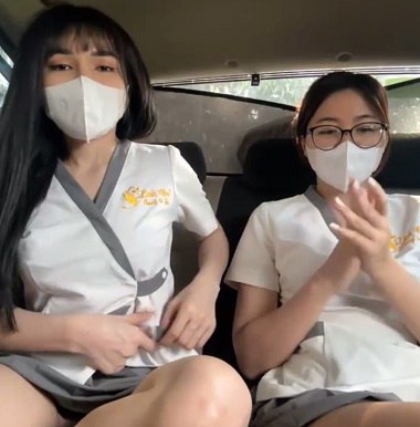 Hai cô gái tự sướng trong taxi đêm khuya